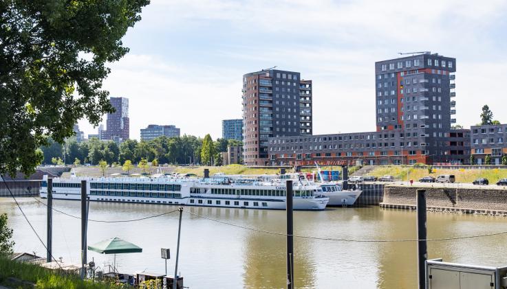 Alewijnse en Bredenoord realiseren stille en emissieloze walstroom voor cruiseschepen met vluchtelingenopvang